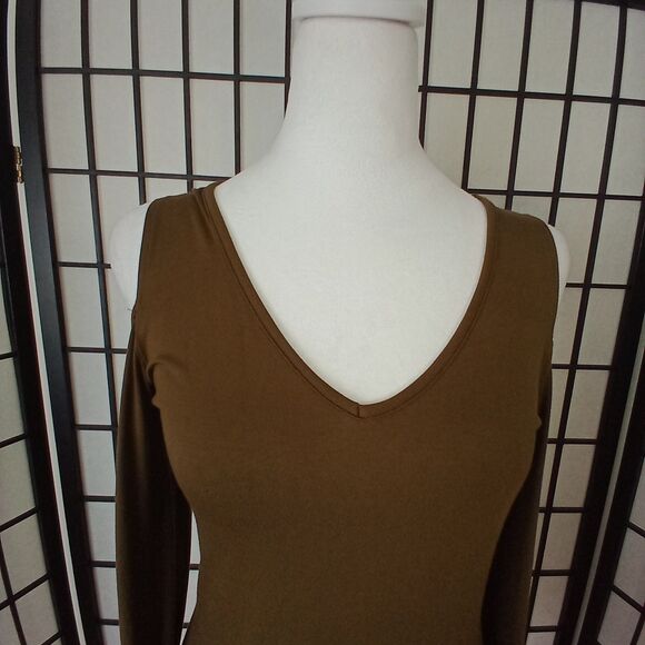 HERLOLLYCHIPS NWT Women's Cold Shoulder Top Size Medium - Picture 1 of 6